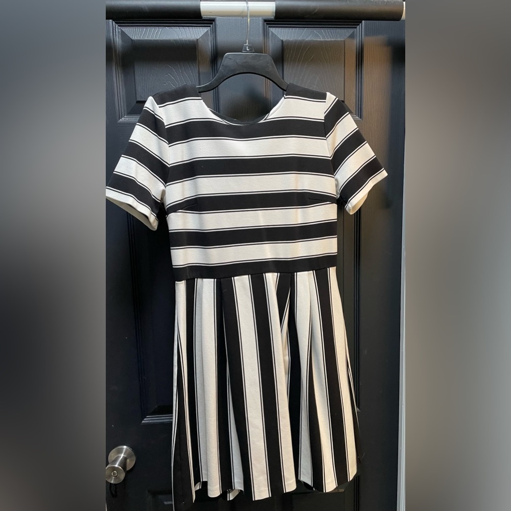 LOFT Black and White Short Sleeve Dress